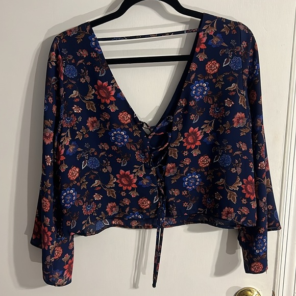 Floral women’s top - Picture 2 of 3